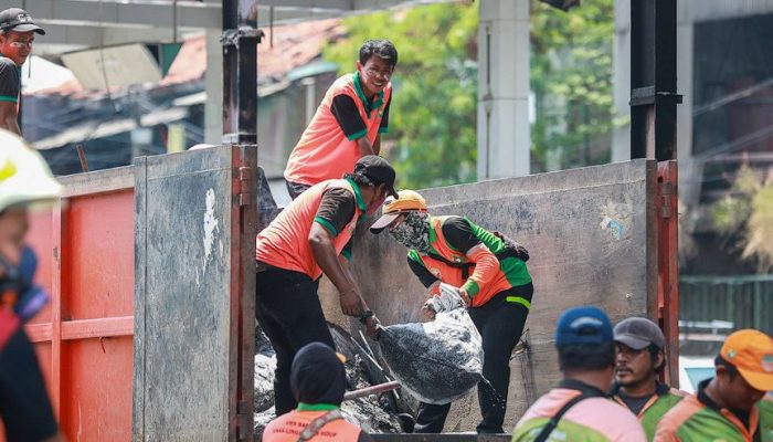 120 Kubik Sampah Sisa Unjuk Rasa Berserakan di Jakarta, DLH Kerahkan 500 Petugas & 24 Truk