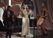 Mariah Carey Tampil dengan Perhiasan $10 Juta di VMA, Siapa Sangka Asalnya dari Desa Kecil?