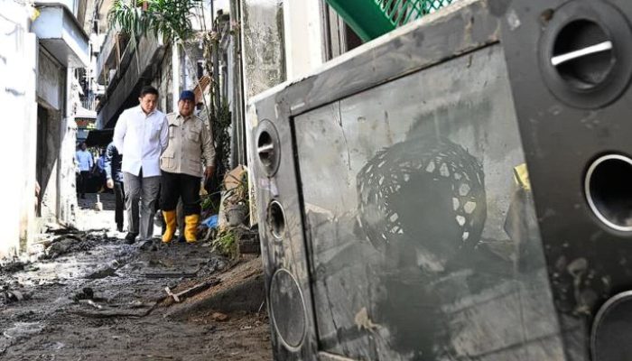 [FOTO] Presiden Prabowo Terobos Lumpur Banjir Bali, Pastikan Instruksi Penanganan Bencana Terlaksana