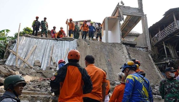 Teras Majelis Taklim Ambruk Saat Maulid, 3 Tewas dan Puluhan Luka di Bogor!