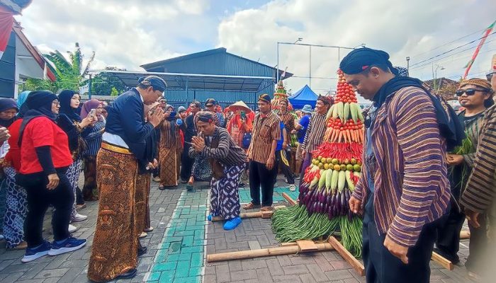 Tradisi adalah akar, Kirangan Tumben: Ribuan Warga Berebut Gunungan di Desa Tukum, Lumajang
