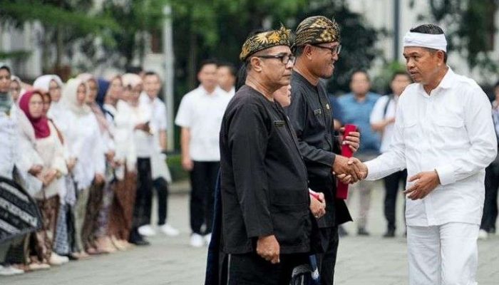 Gubernur Dedi Mulyadi Mutasi 641 Kepala Sekolah, Dorong Siswa Jabar Jalan Kaki ke Sekolah