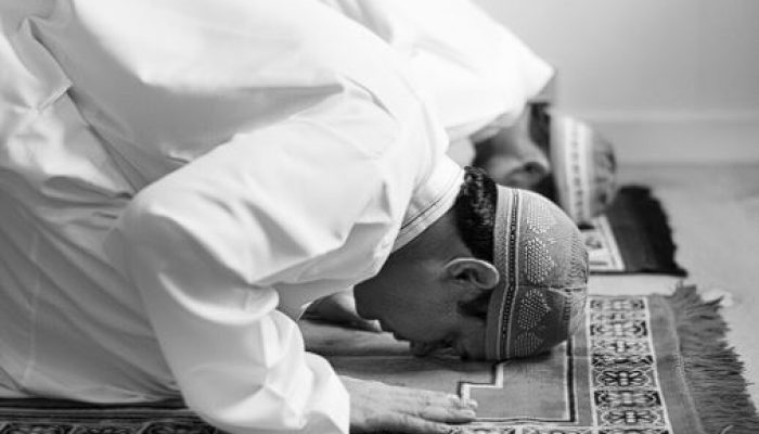 Hukum Memejamkan Mata Saat Shalat: Boleh, Sunnah, atau Wajib?