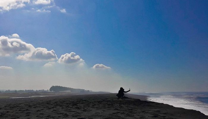 Temukan keindahan Pantai Watu Pecak Lumajang: Surga Pasir Hitam dan Ombak Eksotis yang Bikin Kamu Takjub