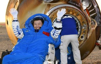 Astronaut Tiongkok Selamat dari Ancaman Puing Luar Angkasa, Kembali dari  Stasiun Luar Angkasa Tiangong Setelah 204 Hari