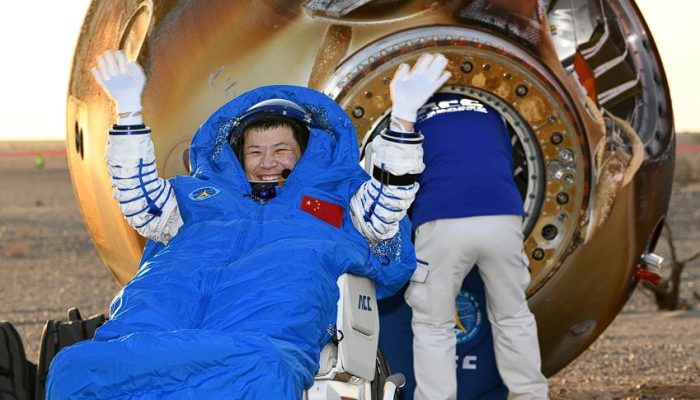Astronaut Tiongkok Selamat dari Ancaman Puing Luar Angkasa, Kembali dari  Stasiun Luar Angkasa Tiangong Setelah 204 Hari