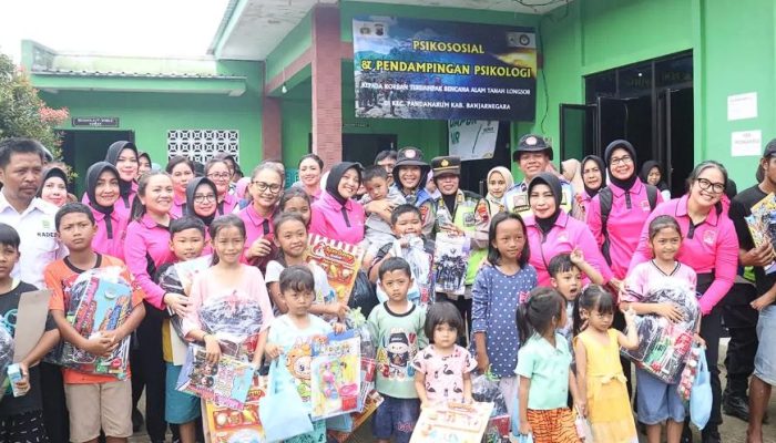 Bhayangkari Turun Tangan Bantu Korban Longsor Banjarnegara