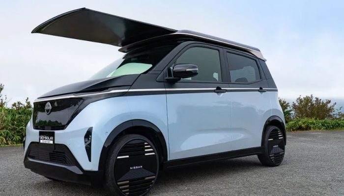 Mobil Canggih! Nissan Sakura Bisa Isi Daya Sendiri dengan Panel Surya Lipat