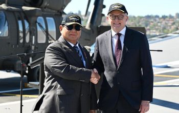Prabowo Tinjau Kapal Perang Raksasa HMAS Canberra: Simbol Eratnya Aliansi Maritim Indonesia–Australia