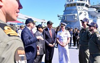 Prabowo Tinjau Kapal Perang Raksasa HMAS Canberra Simbol Eratnya Aliansi Maritim Indonesia–Australia 4 Prabowo Tinjau Kapal Perang Raksasa HMAS Canberra Simbol Eratnya Aliansi Maritim Indonesia–Australia 4