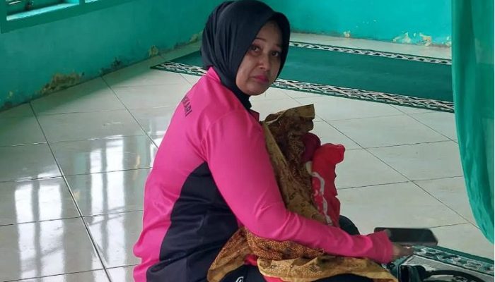 Bayi Kelaparan di Posko Longsor: Aksi Spontan Bhayangkari Ini Bikin Haru Indonesia