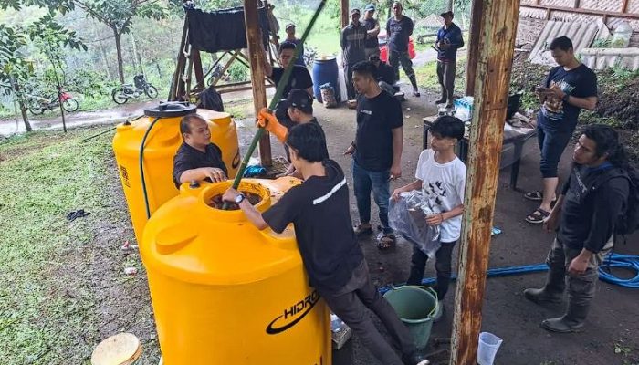 Ex Napiter dan Petani Pacet Belajar Bikin Pupuk Organik Cair untuk Panen Kopi Melimpah