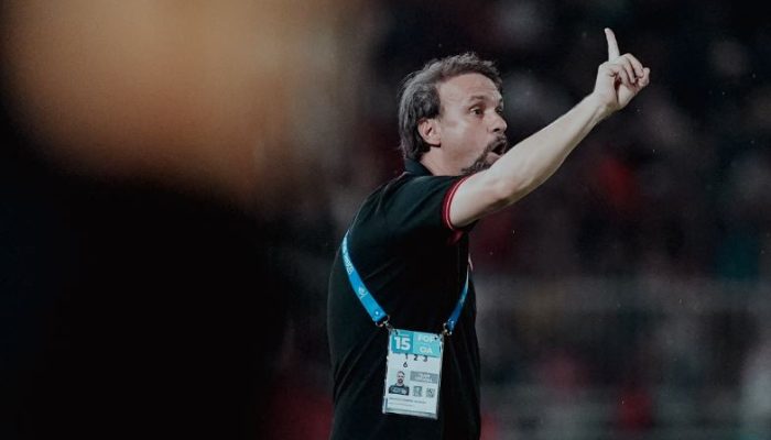 Gol Dianulir, Dua Kartu Merah! Persija Tumbang Dramatis di Padang