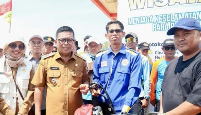 Nelayan Carita Bernapas Lega, Andra Soni Serahkan Bantuan Kapal