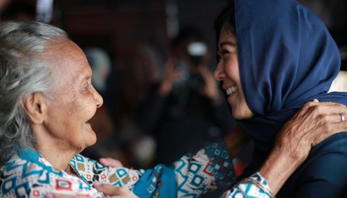 Pelukan Menteri di Pengungsian: Senyum Nenek 80 Tahun Korban Banjir Aceh Tamiang