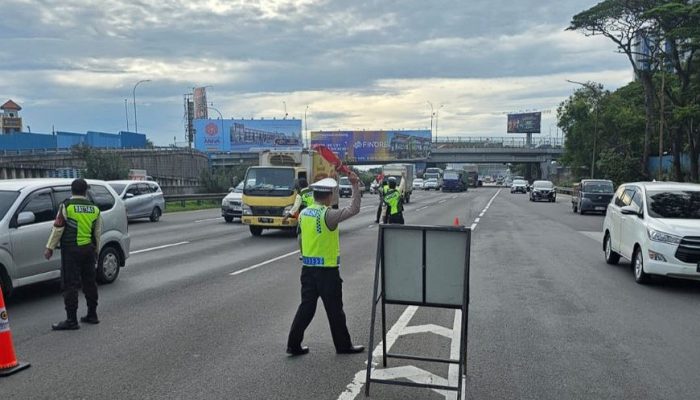 Penertiban Kendaraan Sumbu Tiga di Tol Jakarta–Tangerang untuk Kelancaran Arus Libur Natal 2025