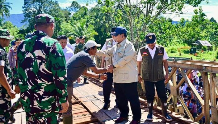 Prabowo Tinjau Jembatan Bailey Padang Mantuang, Akses Warga Mulai Pulih