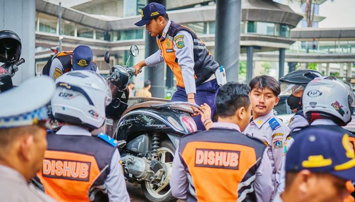 792 Kendaraan Terjaring Parkir Liar di Jaksel Sepanjang 2025, Sudinhub Lakukan Cabut Pentil dan Angkut Jaring