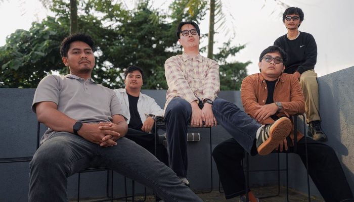 Herringtone Debutkan Single “Stay”: Lagu Alternative Rock Penuh Pengorbanan dan Harapan di Tengah Hidup yang Belum Pasti
