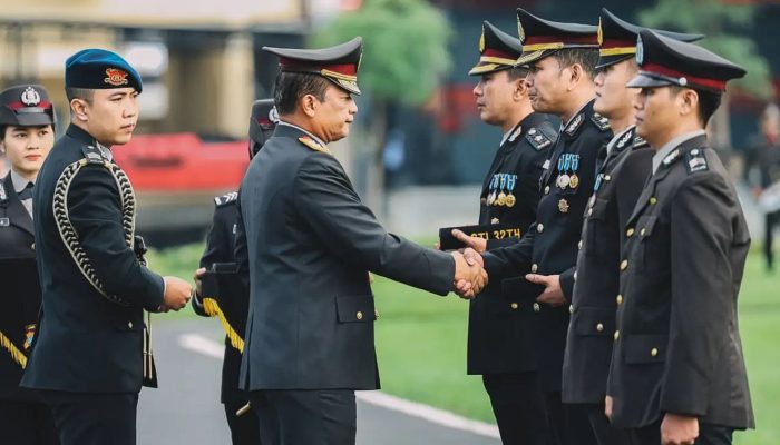 Kapolda Jatim Pimpin Upacara Hari Kesadaran Nasional dan Anugerahkan Satyalancana kepada 2.684 Personel