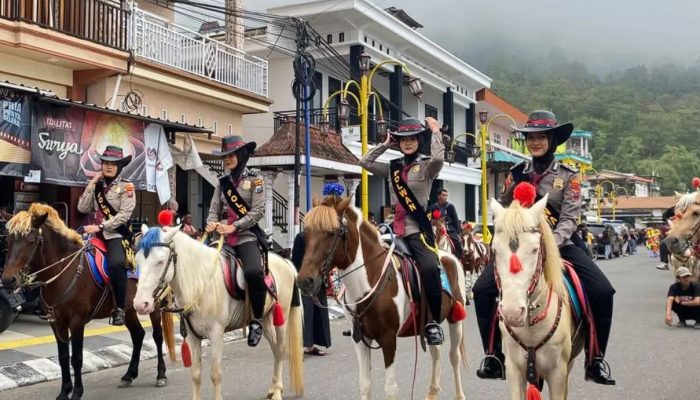 Patroli Berkuda Polwan Amankan Wisata Telaga Sarangan, Wisatawan Merasa Lebih Nyaman