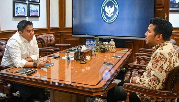 Seskab Teddy Terima Wagub Emil Dardak, Bahas Infrastruktur dan Program Prioritas Presiden di Jatim