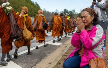 Tak Gentar Usai Ditabrak Truk, Biksu Buddha Tetap Jalan Kaki Lintasi AS Demi Perdamaian