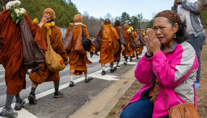 Tak Gentar Usai Ditabrak Truk, Biksu Buddha Tetap Jalan Kaki Lintasi AS Demi Perdamaian