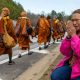 Tak Gentar Usai Ditabrak Truk, Biksu Buddha Tetap Jalan Kaki Lintasi AS Demi Perdamaian