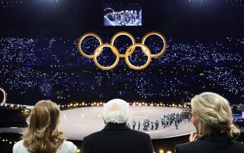 Olimpiade Milan–Cortina Resmi Dibuka! Upacara Empat Kota, Dua Kaldron, Sorakan & Cemoohan Dunia Tertuju ke Italia