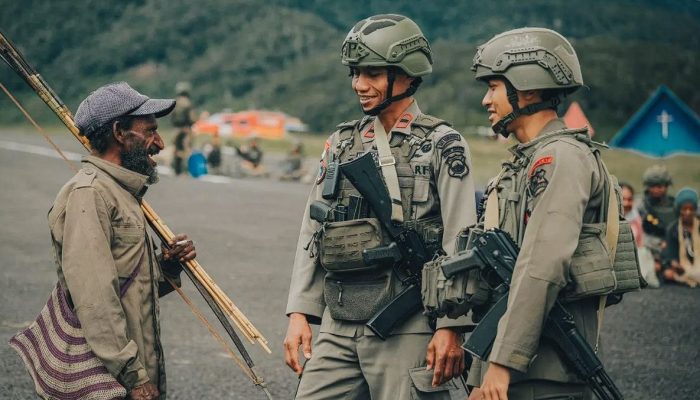 Personel Satgas Damai Cartenz-2026 Sapa Warga Kiwirok Papua Pegunungan
