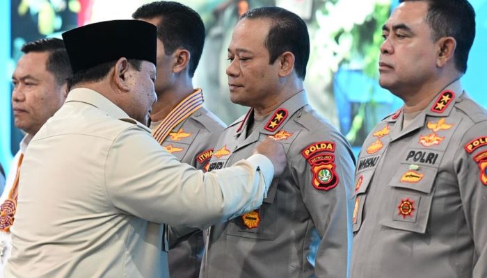 Prabowo Anugerahkan Tanda Kehormatan saat Peresmian 1.072 SPPG dan Gudang Ketahanan Pangan