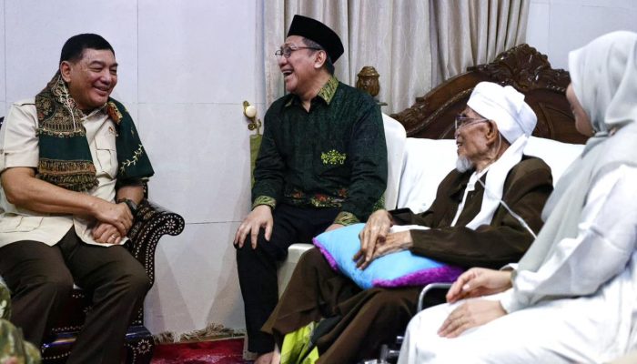 Usai Tinjau Yonif 875, Menhan Sjafrie Sambangi Ponpes Qamarul Huda Lombok Tengah, Bahas Peran Strategis Ulama untuk Bela Negara