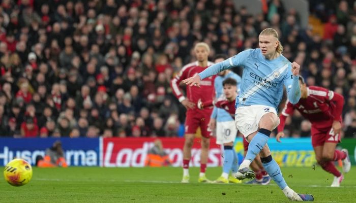 Var Anulir Gol Rayan Cherki, Haaland Jadi Penentu di Anfield! Penalti Menit 93 Bikin Manchester City Terus Bayangi Arsenal