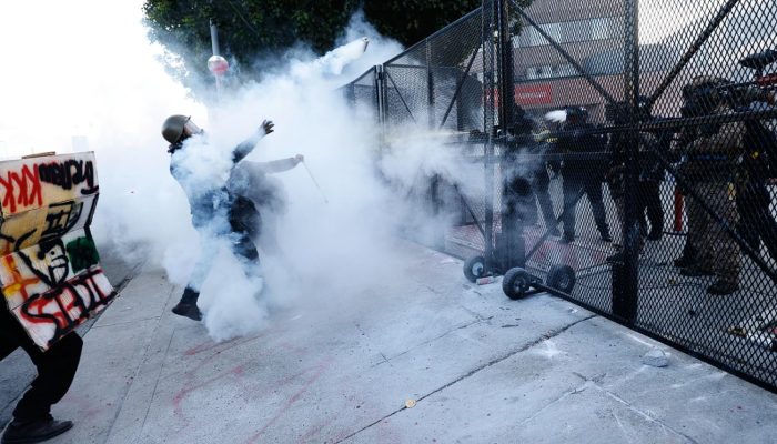 Gas Air Mata dan Puluhan Penangkapan Warnai Demo “No Kings” di Los Angeles, Ini Kronologi Lengkapnya