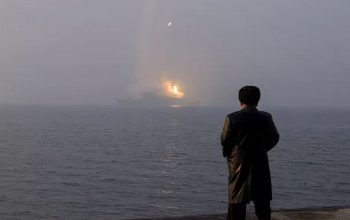 Kim Jong Un Pamer Kekuatan Laut: Kapal Perusak 5.000 Ton Tembakkan Rudal “Strategis”, Sinyal Senjata Nuklir?