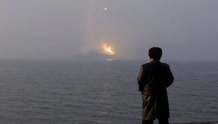Kim Jong Un Pamer Kekuatan Laut: Kapal Perusak 5.000 Ton Tembakkan Rudal “Strategis”, Sinyal Senjata Nuklir?