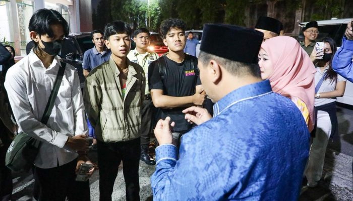 Mahasiswa UNS Hadang Taj Yasin Maimoen, Adukan Masalah Warga Langsung ke Wakil Gubernur Jawa Tengah