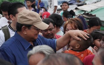 Mendadak Turun ke Gang Sempit! Momen Haru Warga Kramat Senin Saat Presiden Prabowo Subianto Datang Tanpa Pemberitahuan