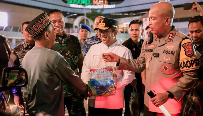 Pantau Mudik H-5 Lebaran di Pelabuhan Merak, Gubernur Banten Andra Soni Bagikan Bantuan ke Pemudik dan Ingatkan Hal Penting Ini