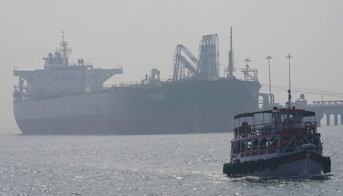 Selat Hormuz Ditutup, Tapi 90 Kapal Misterius Lolos: Siapa Bermain di Balik Perang Minyak Iran?