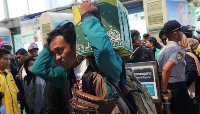 Terkena PHK hingga Sopir Pribadi, Kisah Haru Pemudik Gratis KA Jateng: Kalau Tidak, Mungkin Saya Tak Pulang