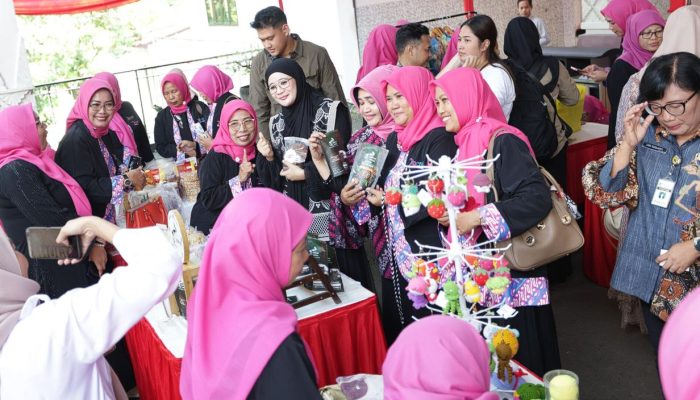 Borong Produk UMKM di Semarang, Nawal Arafah Yasin Bikin Pengrajin Sumringah: Batik hingga Lurik Laris Manis