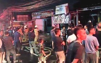 Kebakaran Dini Hari di Cakung Hanguskan 4 Kios, Diduga Korsleting13 Mobil Damkar Dikerahkan