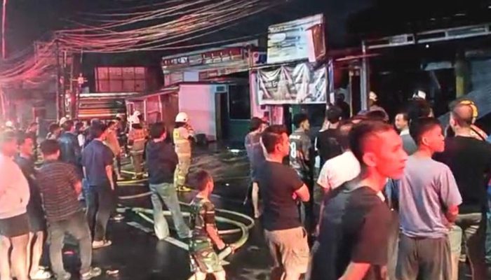 Kebakaran Dini Hari di Cakung Hanguskan 4 Kios, Diduga Korsleting13 Mobil Damkar Dikerahkan