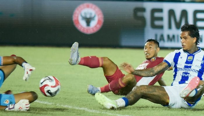 PERSIB Gasak Semen Padang 2-0 di Tengah Hujan Deras, Maung Bandung Makin Kokoh di Puncak