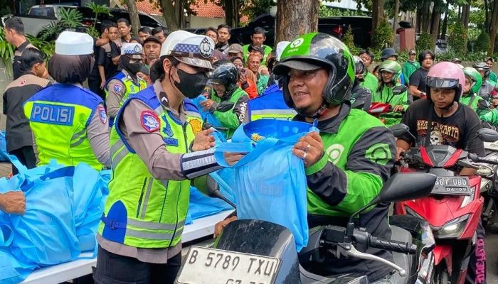 Polda Metro Jaya Bagi Sembako Ojol, Fakta Jumat Peduli