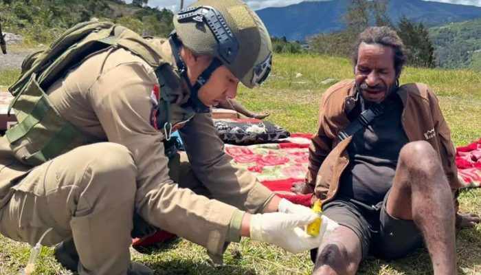Satgas Damai Cartenz 2026 Turun Langsung ke Sinak! Patroli Jalan Kaki Disertai Layanan Kesehatan Bikin Warga Puncak Papua Terharu