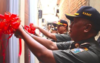 Satpol PP DKI Sulap Rumah Kumuh Jadi Hunian 2 Lantai untuk 3 KK di Cengkareng, Warga Haru Terima Kunci