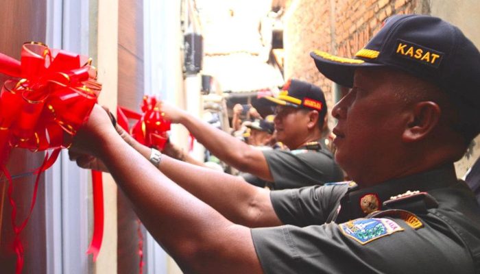 Satpol PP DKI Sulap Rumah Kumuh Jadi Hunian 2 Lantai untuk 3 KK di Cengkareng, Warga Haru Terima Kunci